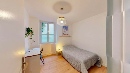 Room in Rue Pasteur, Pau for 106 m² with 6 bedrooms