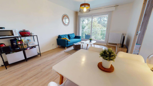Room in Rue Ernest Renan, Vénissieux for 80 m² with 4 bedrooms