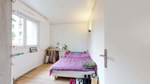 Room in Rue Ernest Renan, Vénissieux for 80 m² with 4 bedrooms