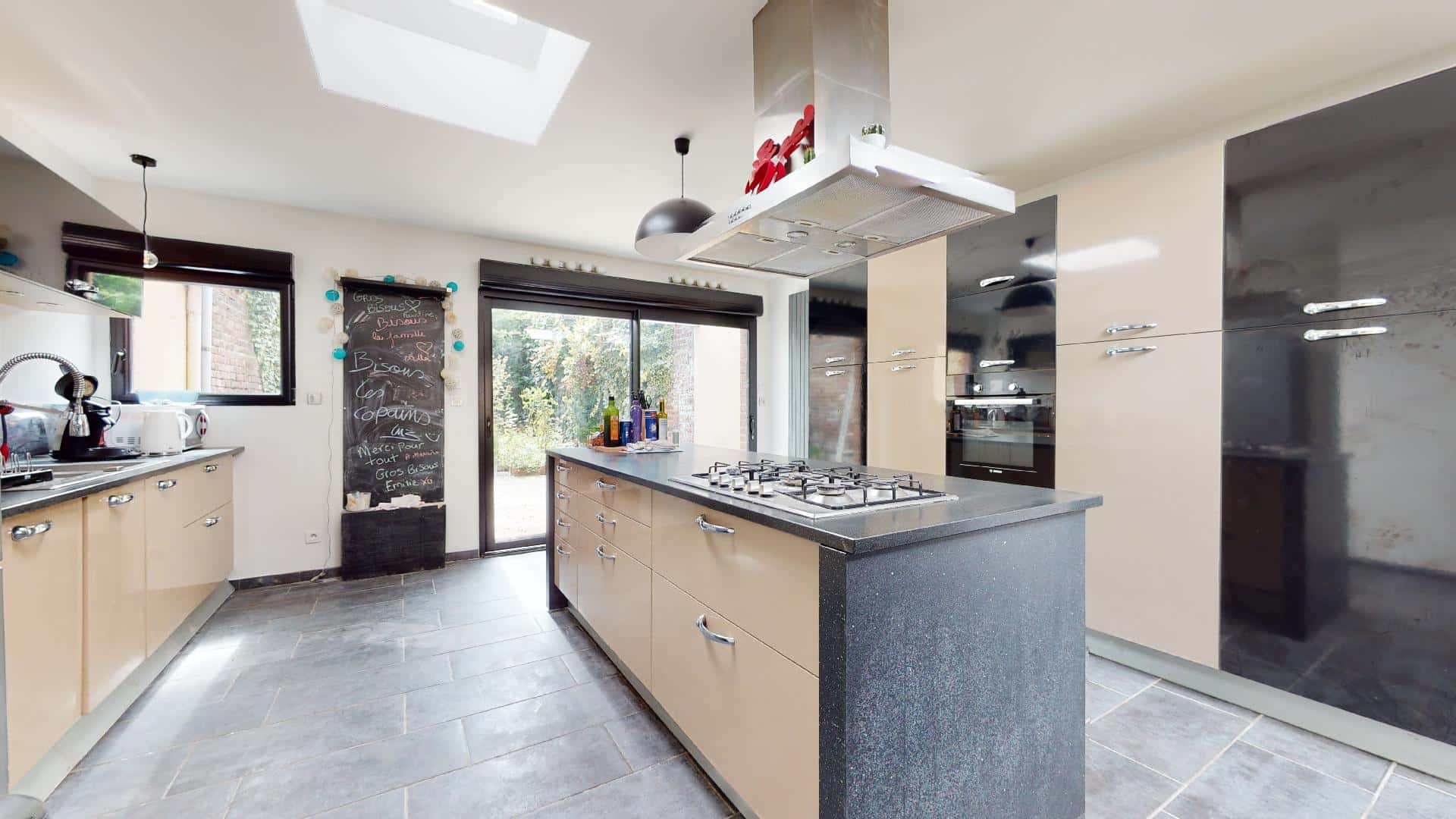 Room In Rue De Mulhouse, Lille For 165 M² With 7 Bedrooms - 1
