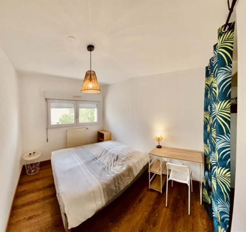 Room in Rue Louis Boutin, Saint-Herblain for 92 m² with 5 bedrooms