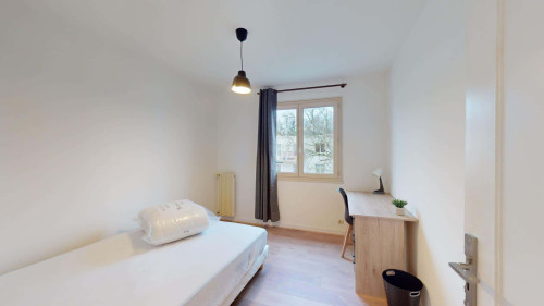 Room in Rue Frédéric Mistral, Rennes for 92 m² with 5 bedrooms