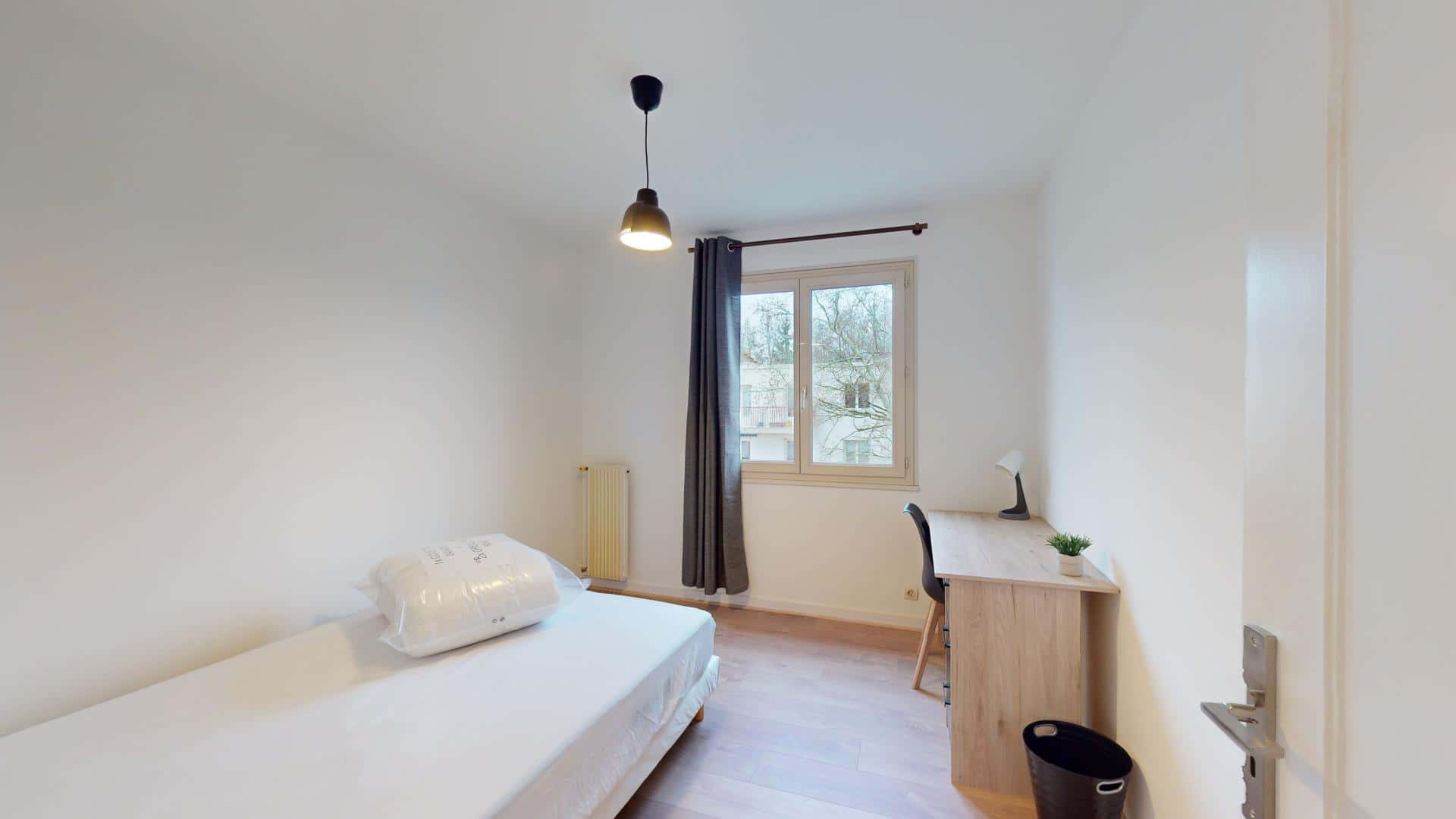 Room In Rue Frédéric Mistral, Rennes For 92 M² With 5 Bedrooms - 1