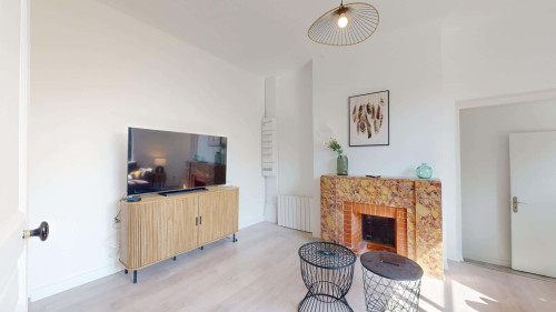 Room in Impasse Guillet, Villeurbanne for 260 m² with 12 bedrooms