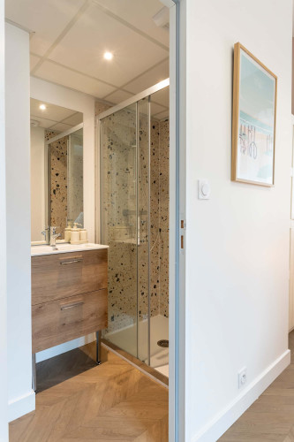 Room in Rue des Roses, Bron for 356 m² with 15 bedrooms