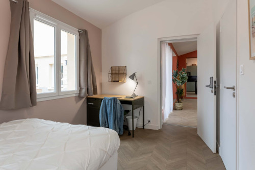 Room in Rue des Roses, Bron for 356 m² with 15 bedrooms