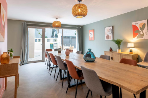 Room in Rue des Roses, Bron for 356 m² with 15 bedrooms