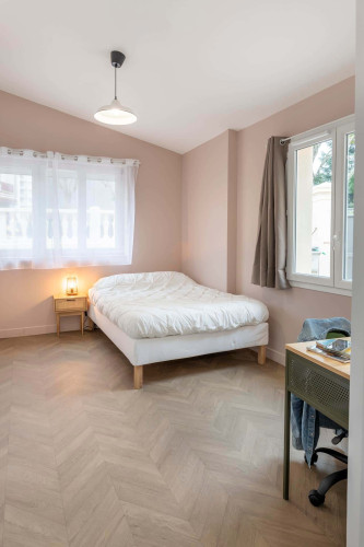 Room in Rue des Roses, Bron for 356 m² with 15 bedrooms