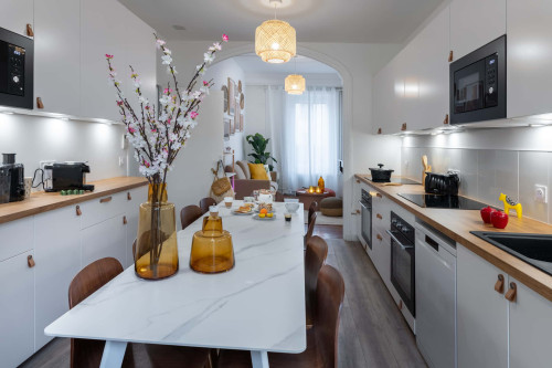 Room in Avenue Jean Jaurès, Vénissieux for 201 m² with 8 bedrooms
