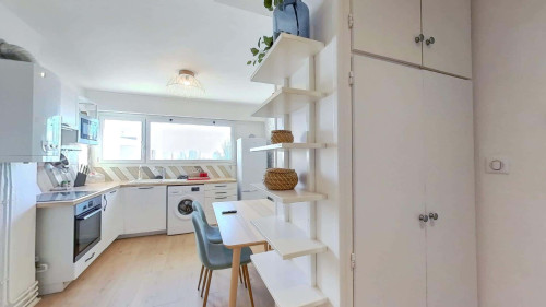 Room in Rue de Compostelle, Pessac for 58 m² with 4 bedrooms