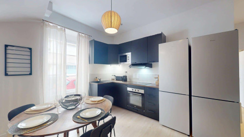 Room in Rue Manescau, Pau for 96 m² with 5 bedrooms