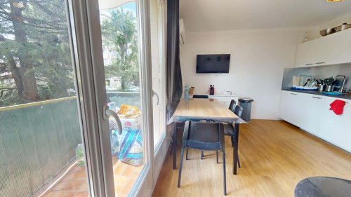 Room in Rue Petetin, Bron for 89 m² with 6 bedrooms - Gallery - 7
