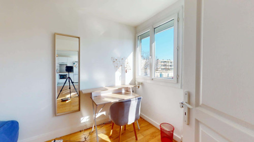 Room in Square des Cloteaux, Rennes for 80 m² with 4 bedrooms
