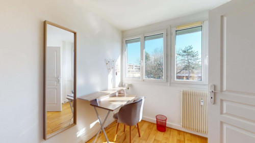 Room in Square des Cloteaux, Rennes for 80 m² with 4 bedrooms