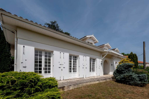 Room in Rue Calixte Camelle, Talence for 178 m² with 10 bedrooms