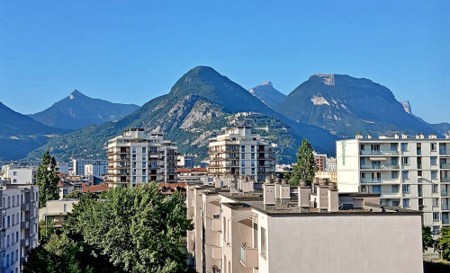 Room in Rue Docteur Schweitzer, Grenoble for 100 m² with 5 bedrooms