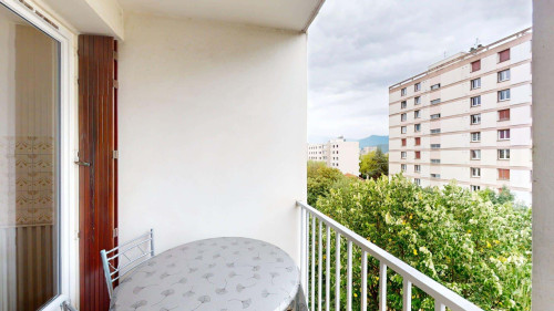 Room in Rue Docteur Schweitzer, Grenoble for 100 m² with 5 bedrooms