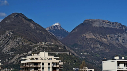 Room in Rue Docteur Schweitzer, Grenoble for 100 m² with 5 bedrooms