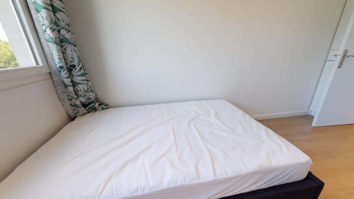 Room in Rue Fénelon, Talence for 85 m² with 5 bedrooms