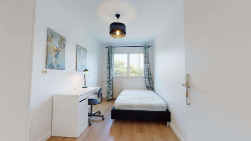 Room in Rue Fénelon, Talence for 85 m² with 5 bedrooms