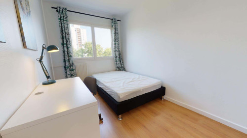 Room in Rue Fénelon, Talence for 85 m² with 5 bedrooms