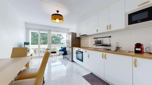 Room in Rue Fénelon, Talence for 85 m² with 5 bedrooms