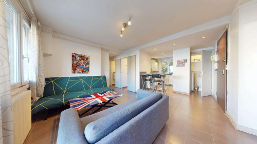 Room in Rue des Bienvenus, Villeurbanne for 69 m² with 3 bedrooms