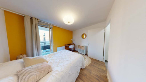 Room in Avenue Roger Salengro, Villeurbanne for 90 m² with 5 bedrooms