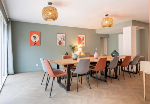 Room in Rue des Roses, Bron for 356 m² with 15 bedrooms