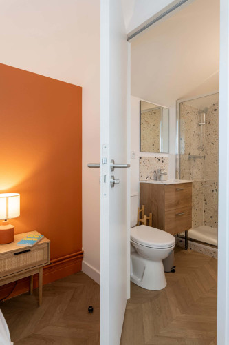 Room in Rue des Roses, Bron for 356 m² with 15 bedrooms