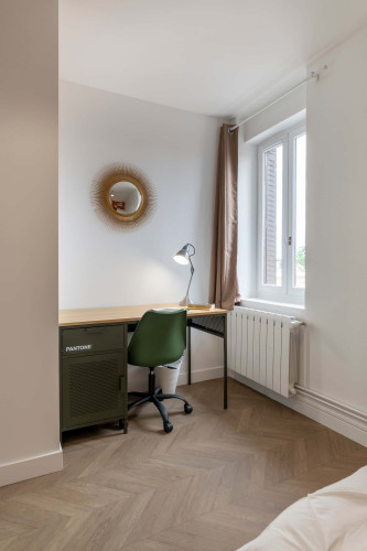 Room in Rue des Roses, Bron for 356 m² with 15 bedrooms