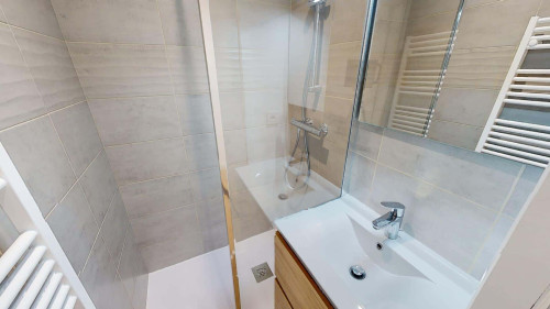 Room in Rue Barral de Montferrat, Grenoble for 84 m² with 6 bedrooms