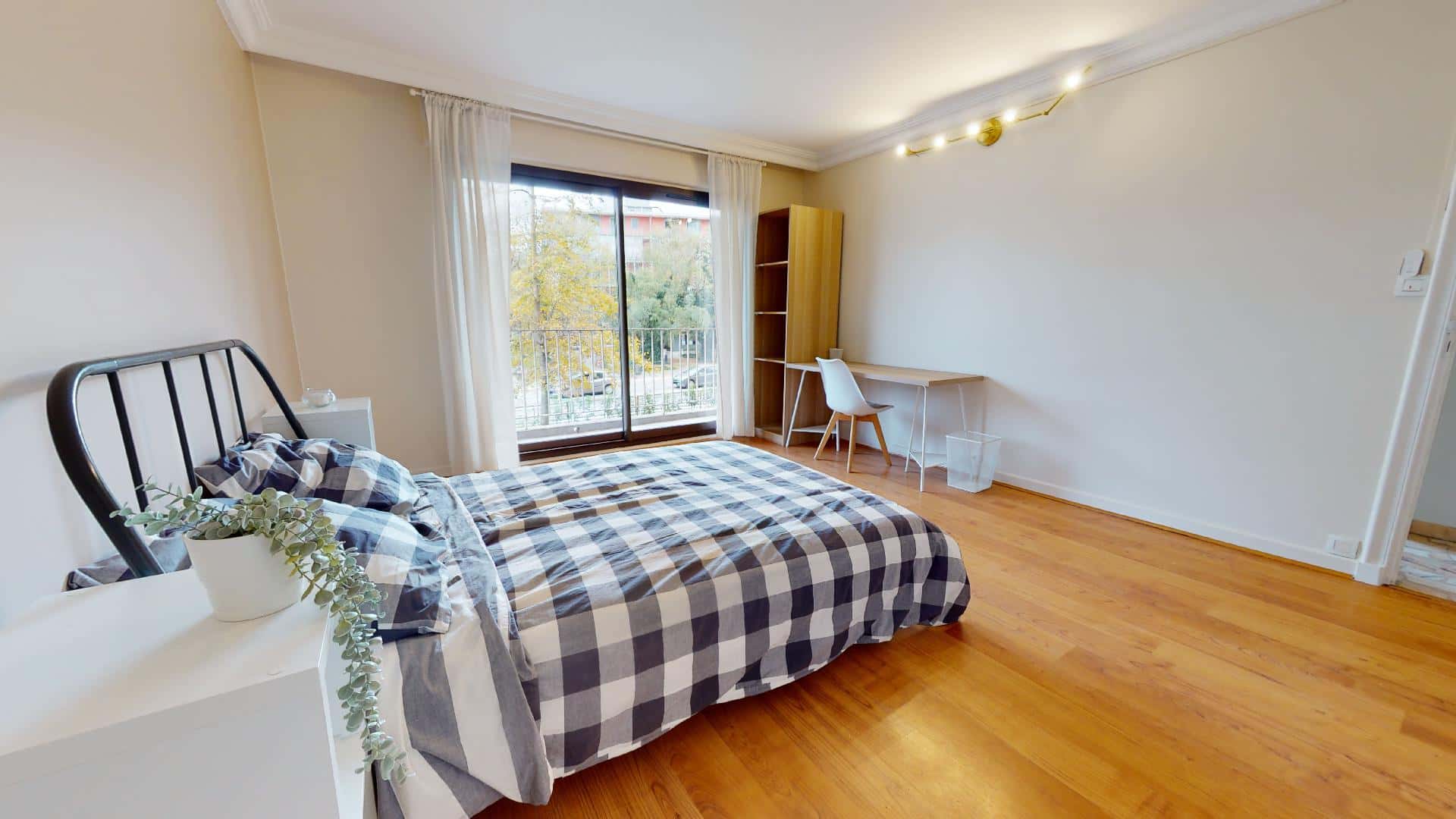 Room In Avenue Jean Perrot, Grenoble For 139 M² With 6 Bedrooms - 1
