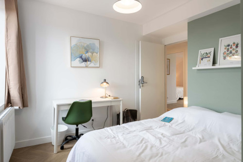 Room in Rue des Roses, Bron for 356 m² with 15 bedrooms