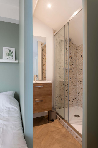 Room in Rue des Roses, Bron for 356 m² with 15 bedrooms
