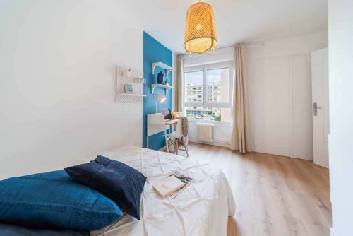 Room in Rue des Glycines, Bron for 112 m² with 5 bedrooms