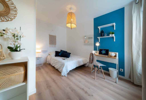 Room in Rue des Glycines, Bron for 112 m² with 5 bedrooms