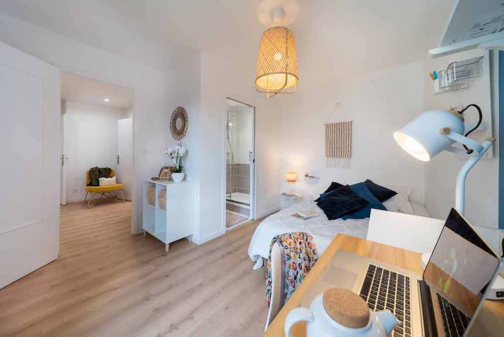 Room In Rue Des Glycines, Bron For 112 M² With 5 Bedrooms - 1
