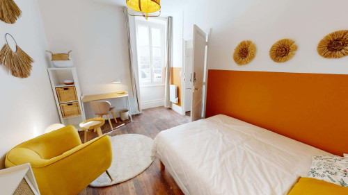 Room in Rue de la Sarra, Oullins-Pierre-Bénite for 63 m² with 3 bedrooms