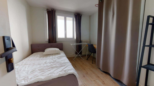 Room in Avenue Commandant l'Herminier, Villeurbanne for 78 m² with 4 bedrooms