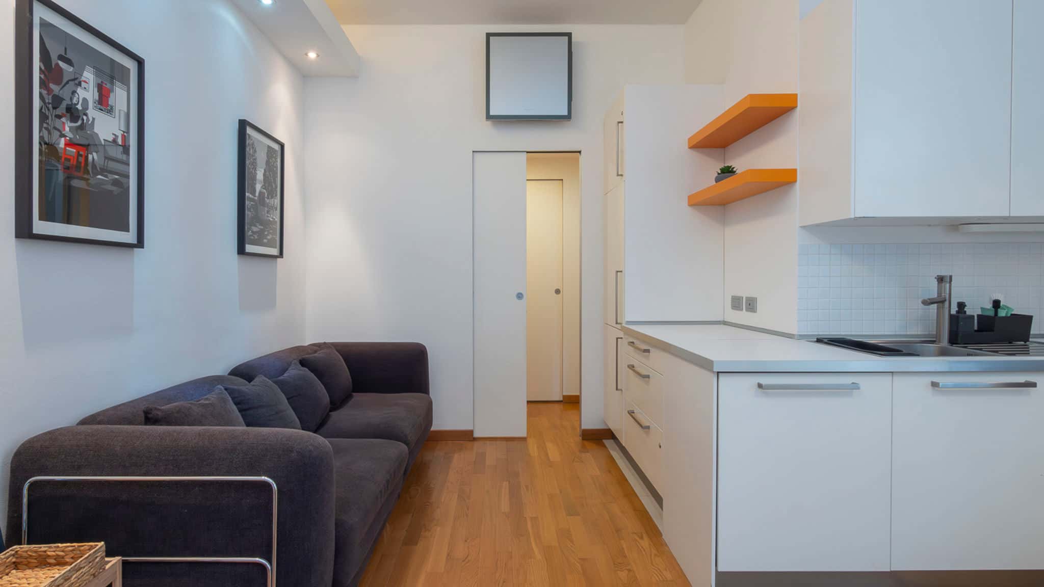 Contemporary Appartament In Vibrant Isola - 1