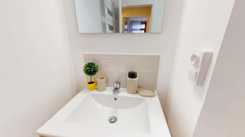 Room in Rue du Colonel Sebbane, Oullins-Pierre-Bénite for 67 m² with 3 bedrooms