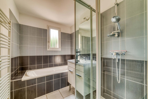 House with a garden 10 minutes from Lyon. Ideal relocation & business stays