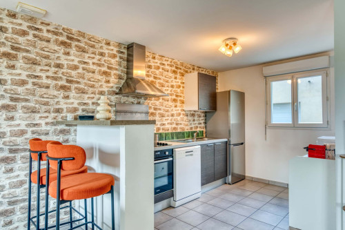 House with a garden 10 minutes from Lyon. Ideal relocation & business stays