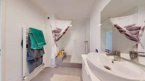 Room in Rue Joliot Curie, Tassin-la-Demi-Lune for 78 m² with 4 bedrooms - Gallery - 5