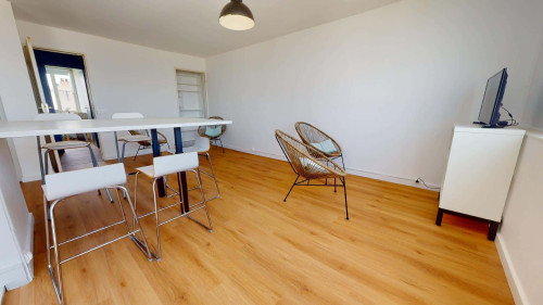 Room in Rue Edouard Branly, Bron for 86 m² with 5 bedrooms