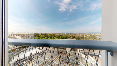 Room in Rue Edouard Branly, Bron for 86 m² with 5 bedrooms