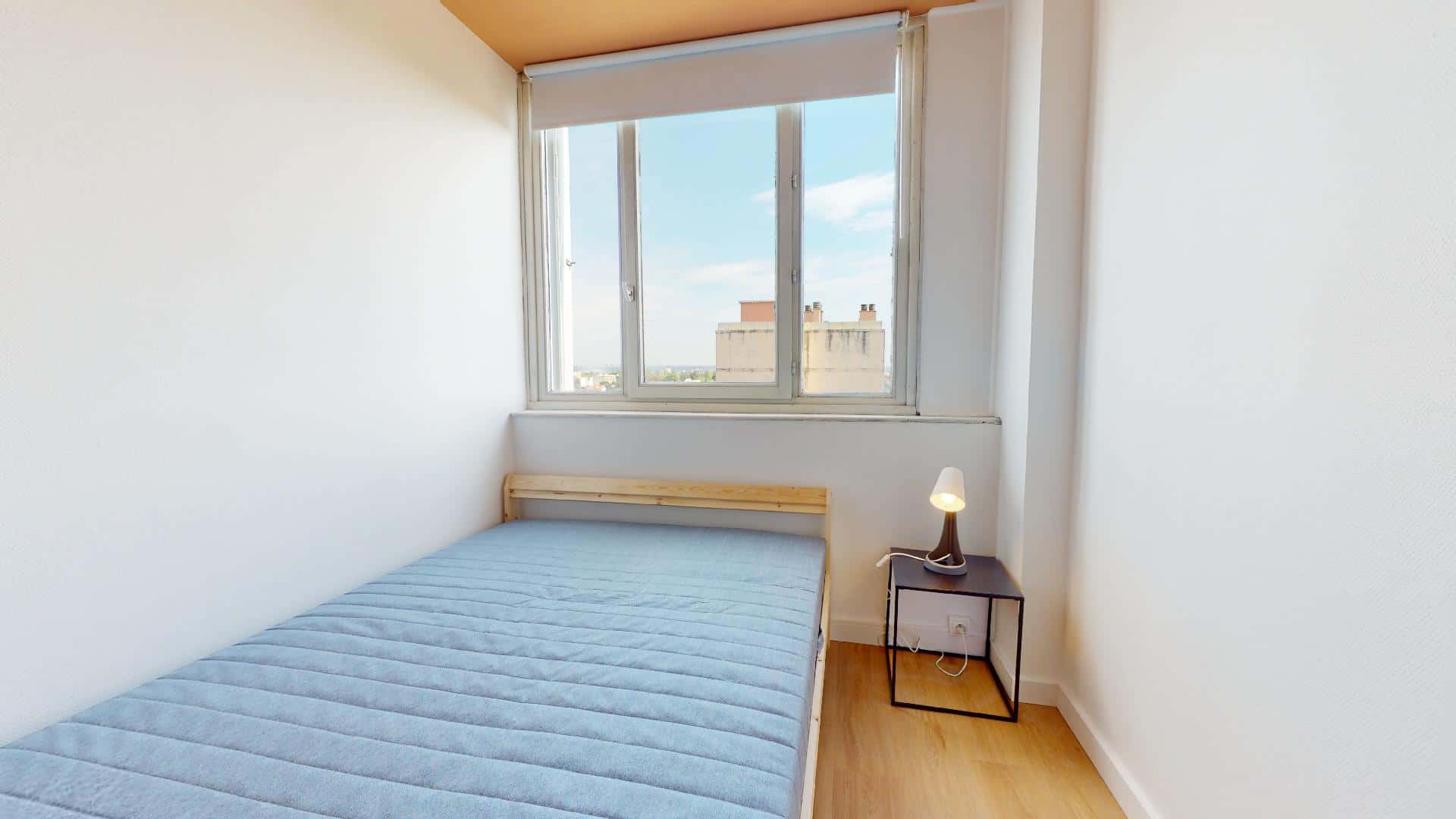 Room In Rue Edouard Branly, Bron For 86 M² With 5 Bedrooms - 1