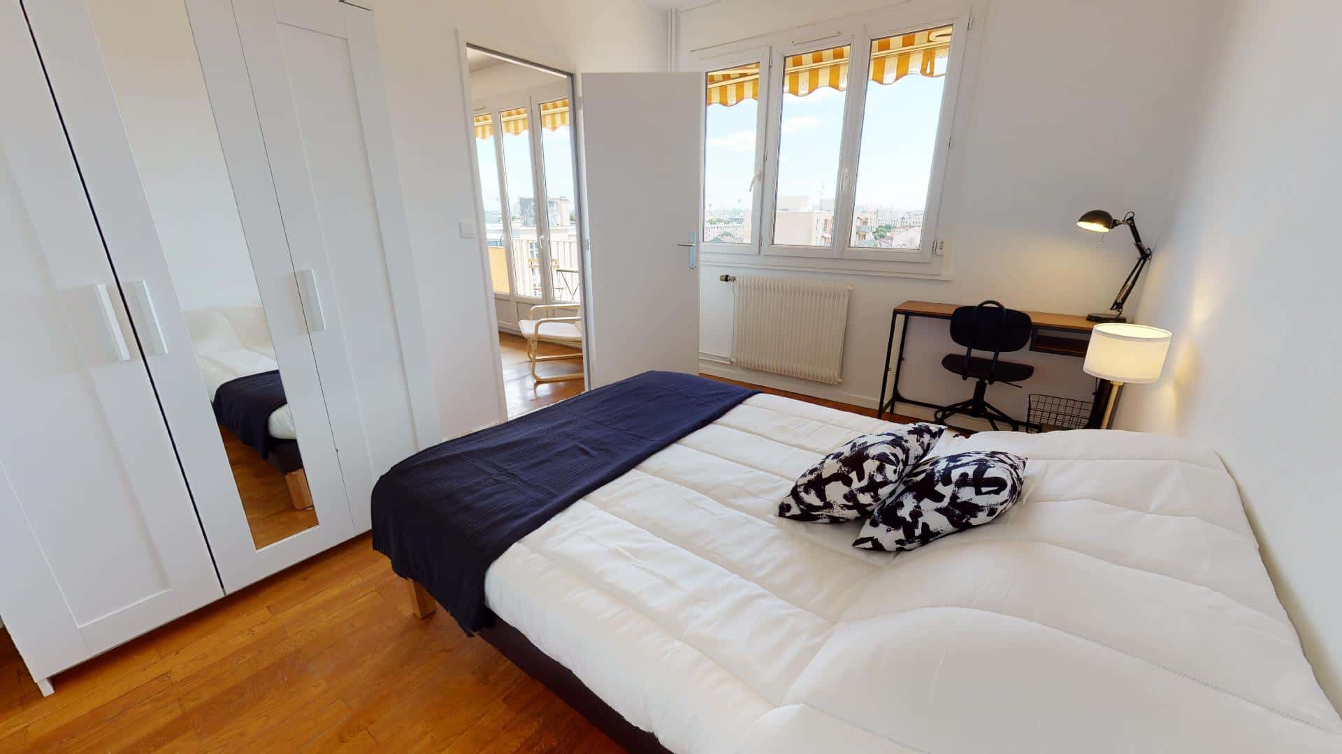 Room In Rue Jules Valensaut, Lyon For 83 M² With 4 Bedrooms - 1