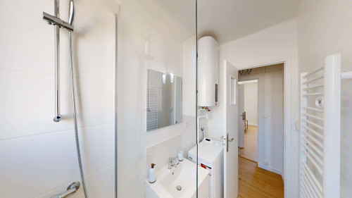 Room in Boulevard Docteur Charles Barnier, Toulon for 69 m² with 3 bedrooms